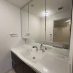 洗面台です。台が広く鏡も大きいです。