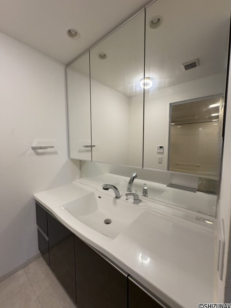 洗面台です。台が広く鏡も大きいです。