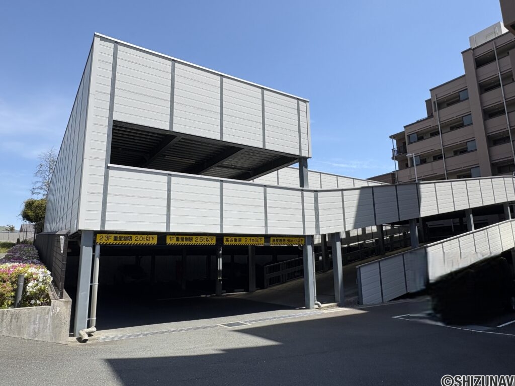 マンション内の立体式駐車場です。