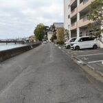 巴川と並行する前面道路約5mです