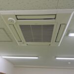 天井設置のエアコン2基も交換しています