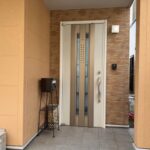 ホワイトの玄関ドアに採光（ガラススリット）付きです