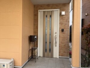 ホワイトの玄関ドアに採光（ガラススリット）付きです