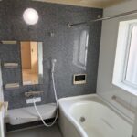 窓の明るいバスルームです