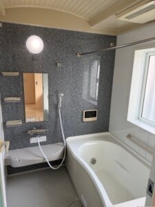 窓の明るいバスルームです