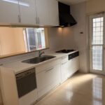 広めのシンクに食洗機が付いた、勝手口のある　　　　　　　　　　　　明るいキッチンスペースです