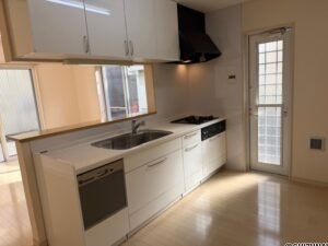 広めのシンクに食洗機が付いた、勝手口のある　　　　　　　　　　　　明るいキッチンスペースです