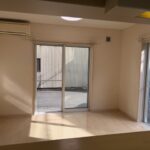 対面式キッチンで明るいリビングです　　　　　　　　　　　　　　（南+西の掃き出し窓に両方シャッターあり）