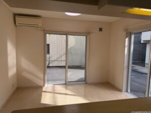 対面式キッチンで明るいリビングです　　　　　　　　　　　　　　（南+西の掃き出し窓に両方シャッターあり）