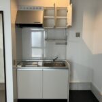 １階西側の12.5帖のミニキッチンです。