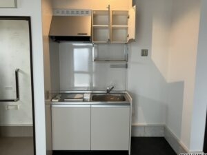 １階西側の12.5帖のミニキッチンです。