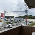 2階バルコニー別角度です。近隣に薬局もあり、便利です。