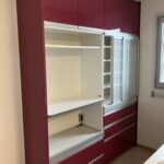 キッチン後ろにある備え付けのカップボードです。