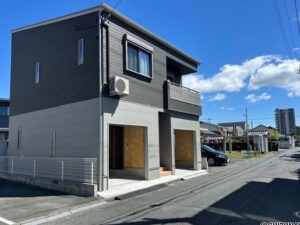 浜松市中央区北寺島町  中古住宅   ガレージ2台付の物件画像