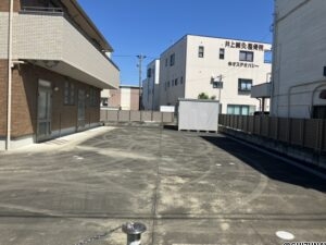 駐車場スペースは広々5台以上のスペースがあります。