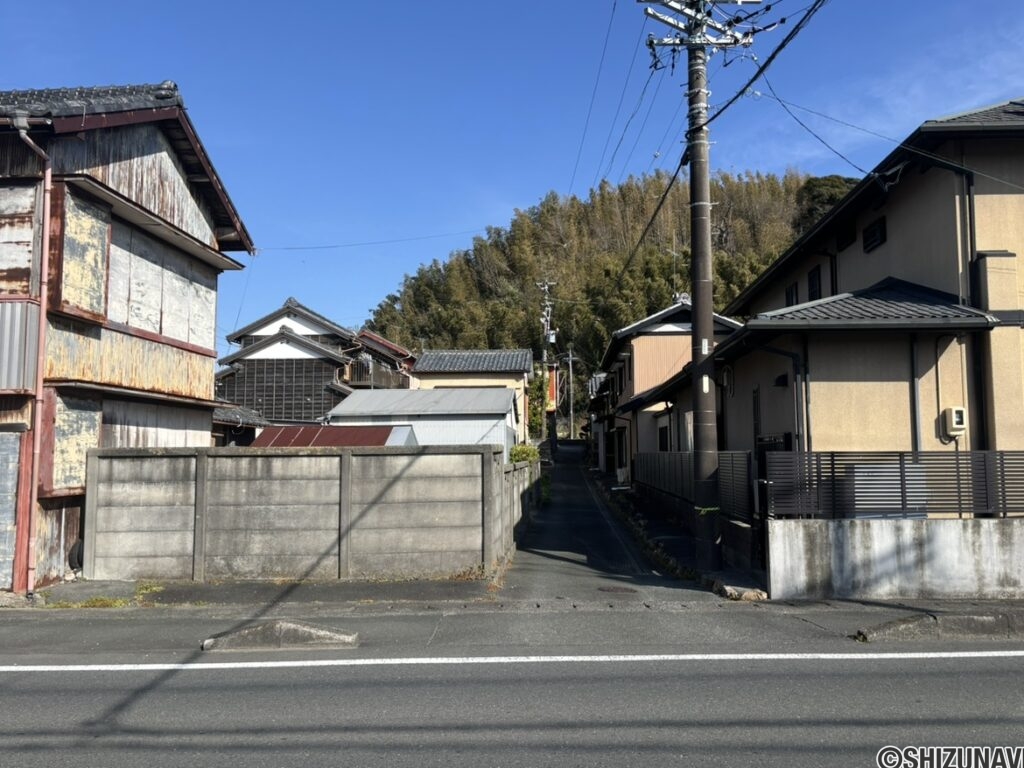 南側の道路です。建築基準法42条2項道路のため、セットバック予定です。