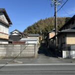 南側の道路です。建築基準法42条2項道路のため、セットバック予定です。