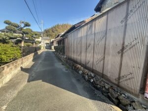 北側の道路です。建築基準法42条2項道路のため、セットバック予定です。