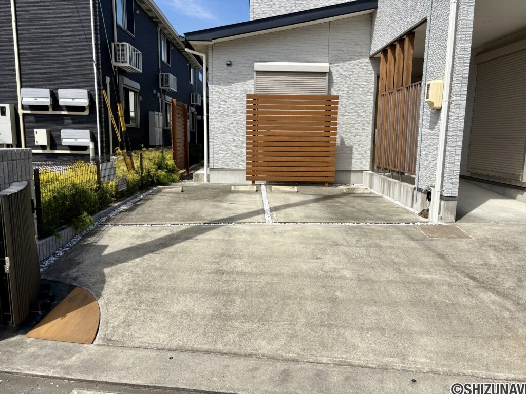 駐車場は並列で2台確保できます（車種による）。