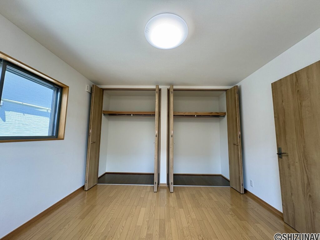 洋室にはそれぞれ広々した収納が設置されています。