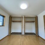 洋室にはそれぞれ広々した収納が設置されています。