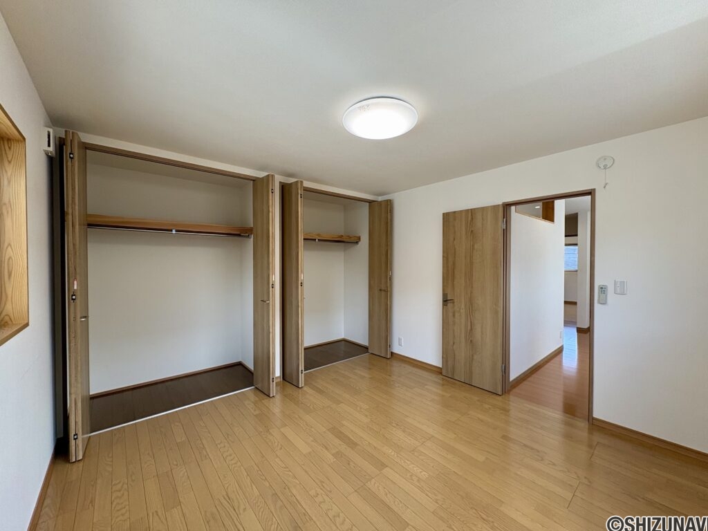 2階南西の洋室です。日当たり良好です。