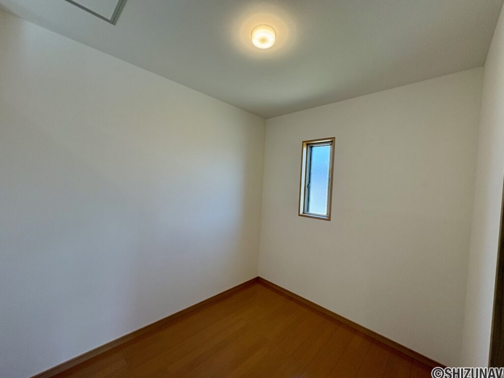 2階の納戸です。書斎などにもお使いいただけます。