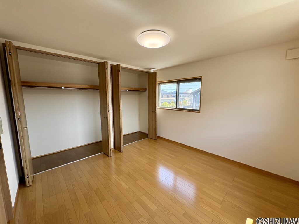 2階南東洋室です。同様に収納がございます。