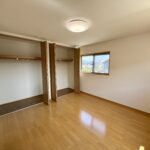 2階南東洋室です。同様に収納がございます。