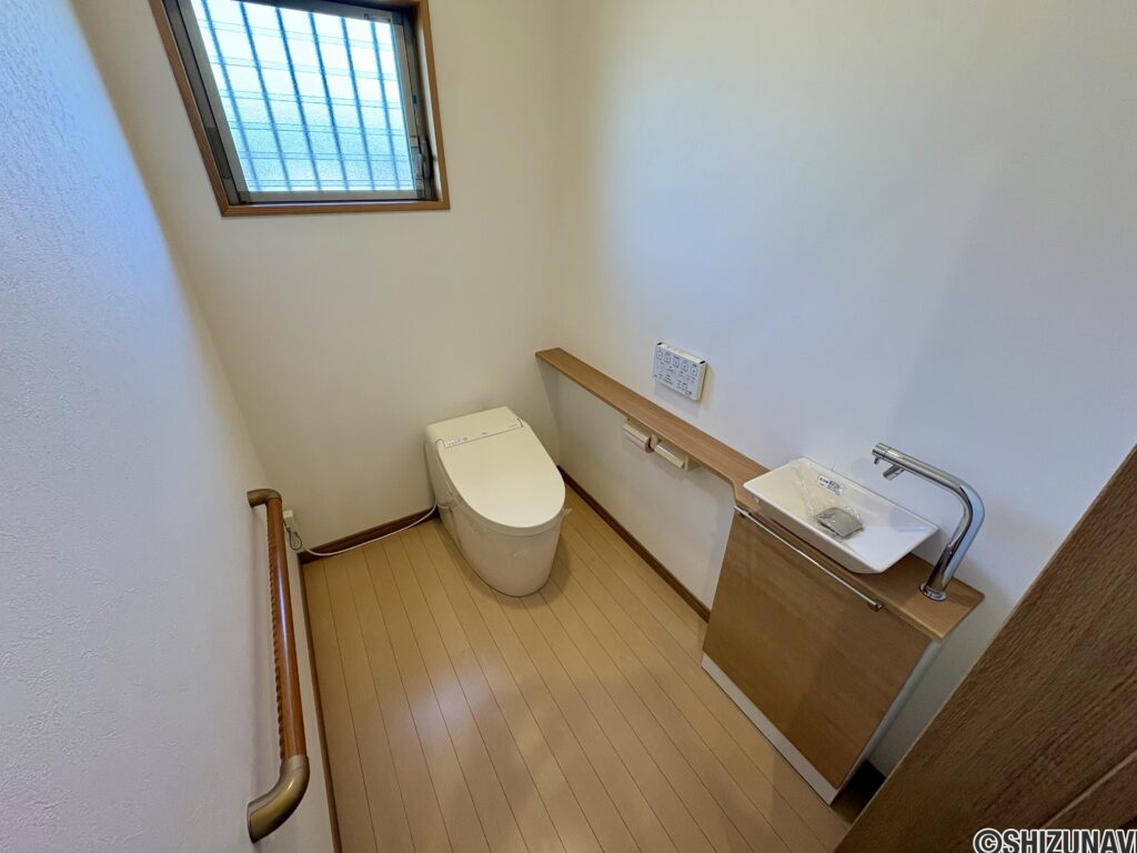1階トイレです。スペースが広く手すりもあり、お年寄りにも優しい設計です。