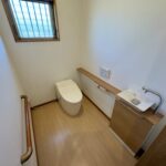 1階トイレです。スペースが広く手すりもあり、お年寄りにも優しい設計です。