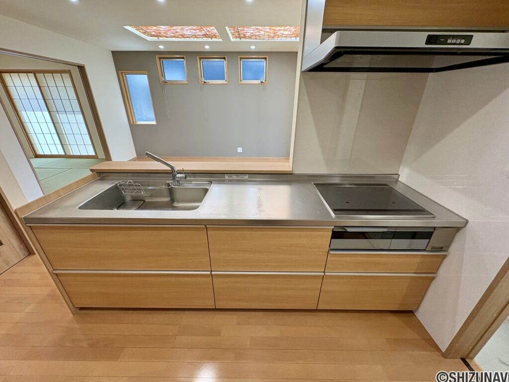 リビングを見渡せるカウンターキッチンです。