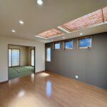 リビングには天窓があり、日中は電気がなくても明るいです。