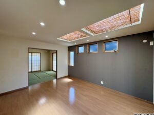 リビングには天窓があり、日中は電気がなくても明るいです。