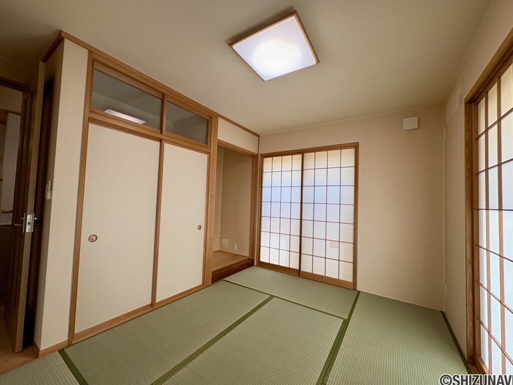 リビングに隣接する和室です。畳の表替えを行いました。