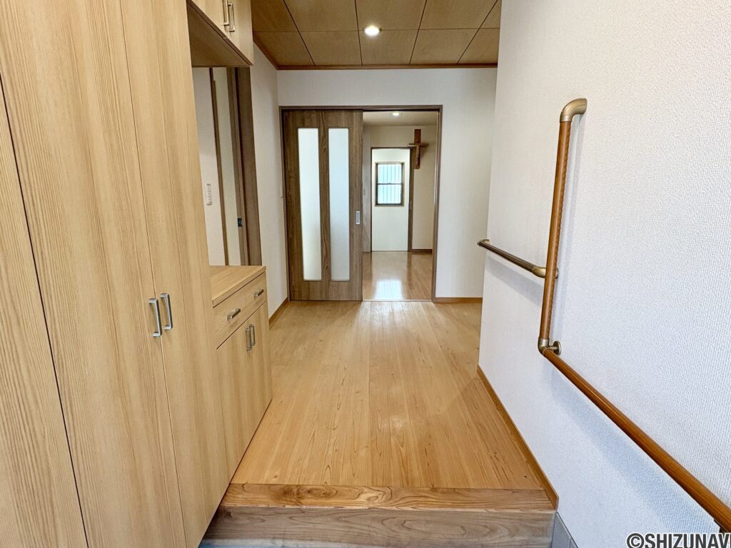 玄関は無垢の床で木の暖かみを感じられます。