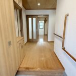 玄関は無垢の床で木の暖かみを感じられます。