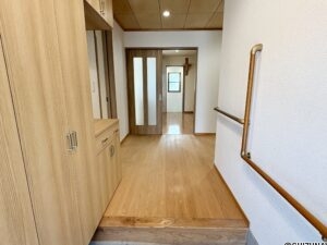 玄関は無垢の床で木の暖かみを感じられます。