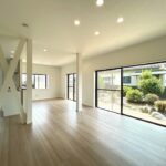 【リフォーム済/リビング】フローリング上張り、クロス張替え、照明交換を行いました。対面キッチンでいつでも家族の顔が見られます。