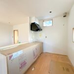 【リフォーム中/LDK】（8/23撮影）フロアタイル重張り、クロス張替、照明器具交換を行います。対面キッチンへと変更し、明るく開放的な空間を実現します。
