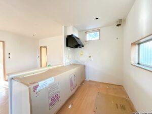 【リフォーム中/LDK】（8/23撮影）フロアタイル重張り、クロス張替、照明器具交換を行います。対面キッチンへと変更し、明るく開放的な空間を実現します。