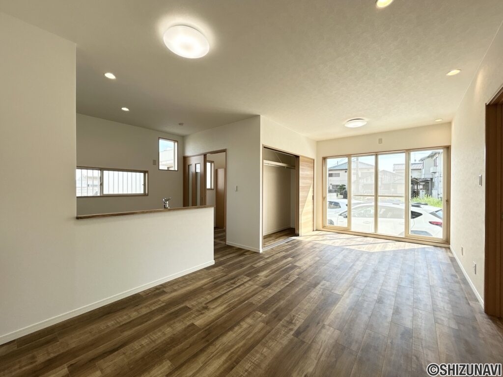 【リフォーム済/LDK別角度】フロアタイル重張り、クロス張替、照明器具交換を行いました。リビングスペースに新たに収納スペースを作りました。日用品や掃除道具等をすっきり収納できます。