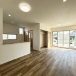 【リフォーム済/LDK別角度】フロアタイル重張り、クロス張替、照明器具交換を行いました。リビングスペースに新たに収納スペースを作りました。日用品や掃除道具等をすっきり収納できます。