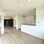 【リフォーム済/リビング別角度】フローリング上張り、建具交換、クロス張替、照明交換を行いました。3つの窓があり、日当たり風通しの良いリビングです。