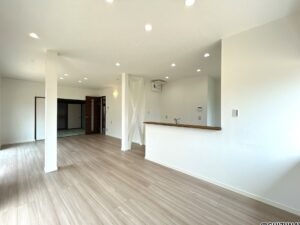 【リフォーム済/リビング別角度】フローリング上張り、建具交換、クロス張替、照明交換を行いました。3つの窓があり、日当たり風通しの良いリビングです。