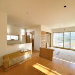 【リフォーム中/LDK別角度】（8/23撮影）フロアタイル重張り、クロス張替、照明器具交換を行います。リビングスペースに新たに収納スペースを作ります。日用品や掃除道具等をすっきり収納できます。