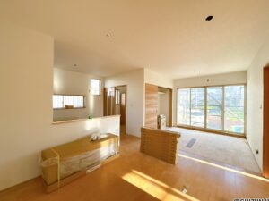 【リフォーム中/LDK別角度】（8/23撮影）フロアタイル重張り、クロス張替、照明器具交換を行います。リビングスペースに新たに収納スペースを作ります。日用品や掃除道具等をすっきり収納できます。