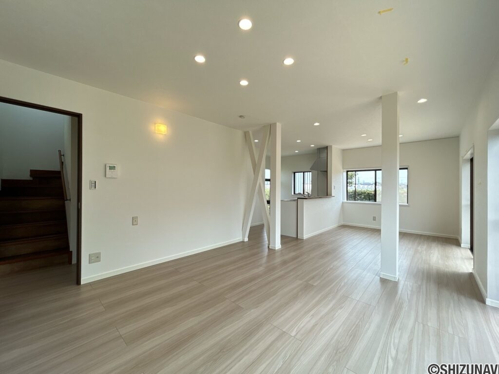 【リフォーム済/リビング別角度】フローリング上張り、建具交換、クロス張替、照明交換を行いました。家具の配置がしやすい形のLDKです。