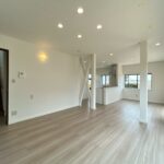 【リフォーム済/リビング別角度】フローリング上張り、建具交換、クロス張替、照明交換を行いました。家具の配置がしやすい形のLDKです。
