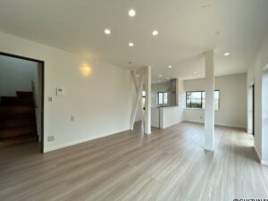 【リフォーム済/リビング別角度】フローリング上張り、建具交換、クロス張替、照明交換を行いました。家具の配置がしやすい形のLDKです。